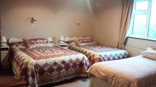 Отели типа «постель и завтрак» Cois Na Sionna Killimer Семейный номер с ванной комнатой-1