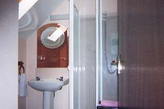 Отели типа «постель и завтрак» Cois Na Sionna Killimer Трехместный номер с собственной ванной комнатой-2